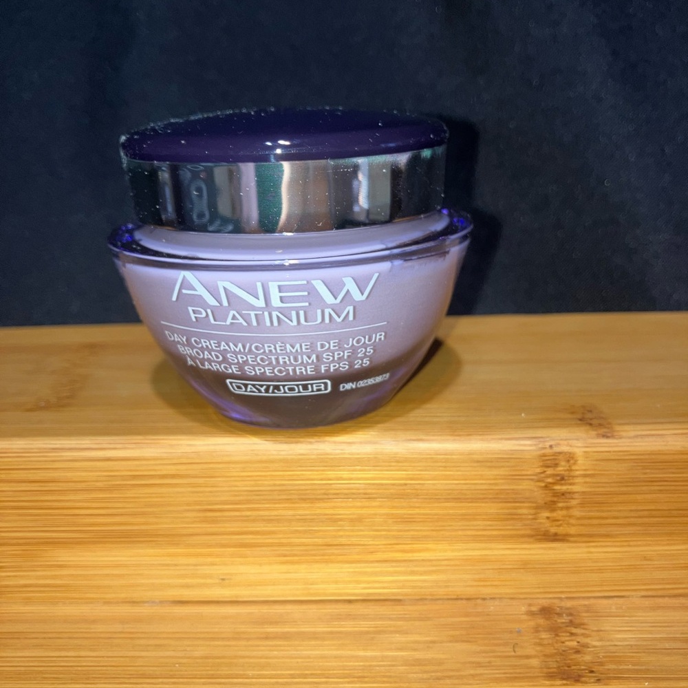 Anew Platinum Day Cream Broad Spectrum SPF 25 - Picture 2 of 2